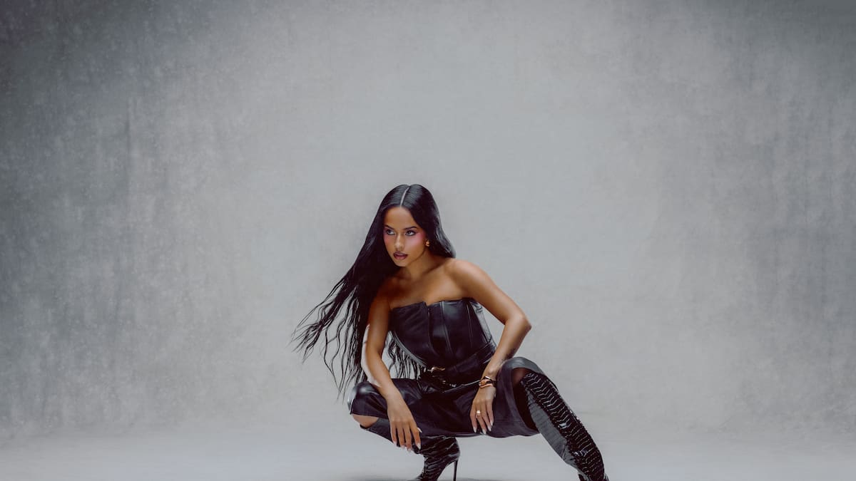 Becky G se convierte en la 'Patrona' para anunciar su nuevo disco, 'Baraja Bendita'