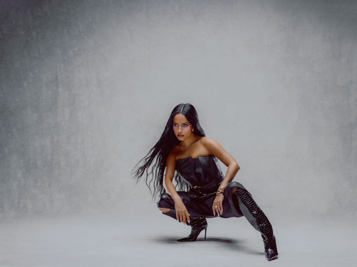 Becky G se convierte en la 'Patrona' para anunciar su nuevo disco, 'Baraja Bendita'