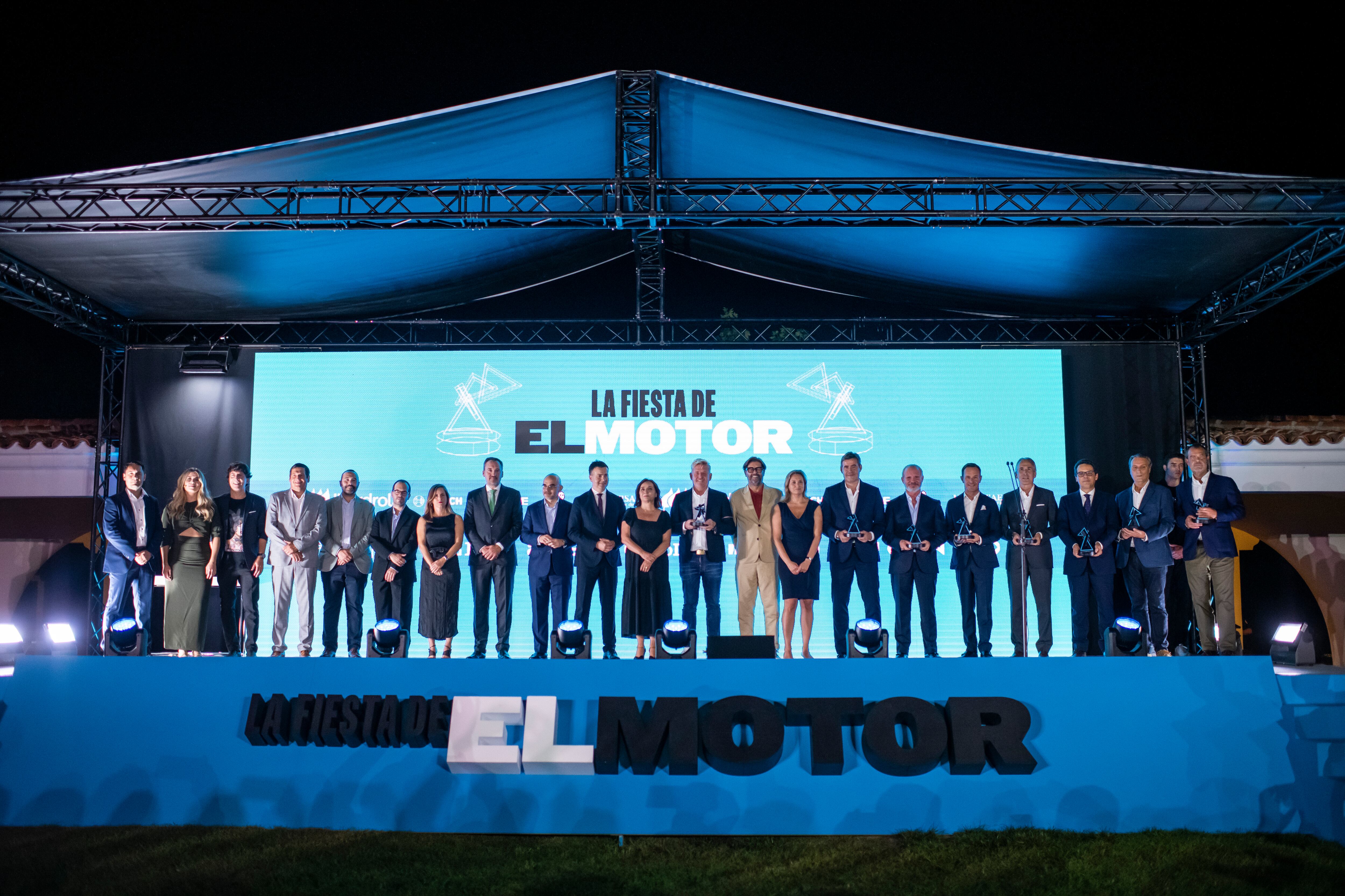 Foto de familia: Los galardonados en La Fiesta del Motor posan con sus estatuíllas.