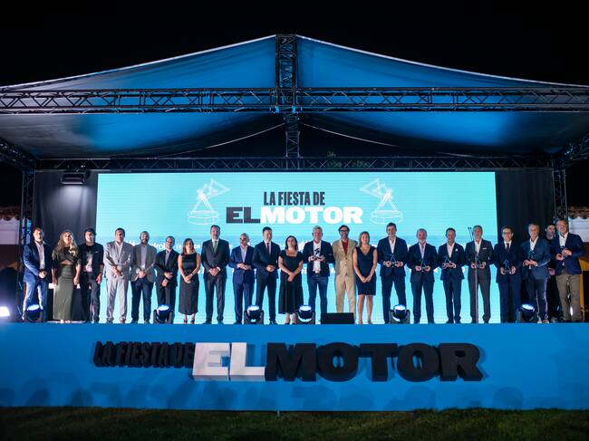 Foto de familia: Los galardonados en La Fiesta del Motor posan con sus estatuíllas.