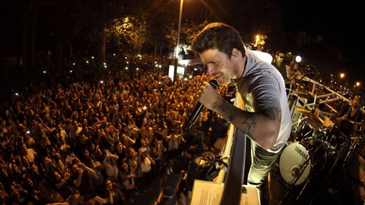 Dani Martín la lía en el centro de Madrid con La Montaña Rusa