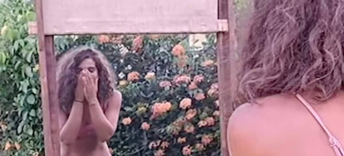 Alma Bollo se enfrenta al espejo en 'Supervivientes'.