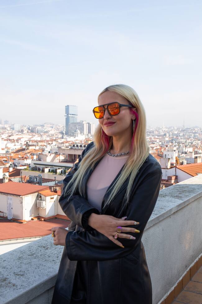 Kuve, frente al skyline de Madrid, visita LOS40 para hablar de su paso por el Benidorm Fest 2025 y de su tema 'LOCA XTI'.