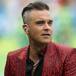 Robbie Williams dice adiós a su pelazo rapándose al cero