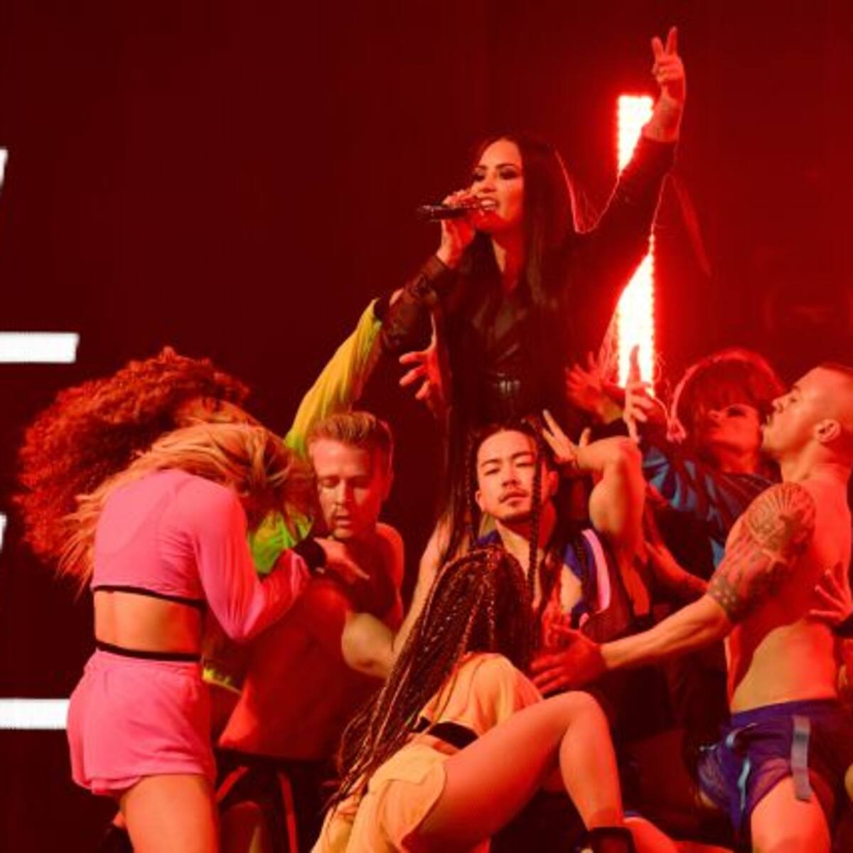 Demi Lovato enloqueció a sus fanáticos al besar a una mujer en el escenario