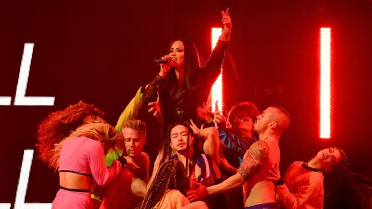 Demi Lovato enloqueció a sus fanáticos al besar a una mujer en el escenario