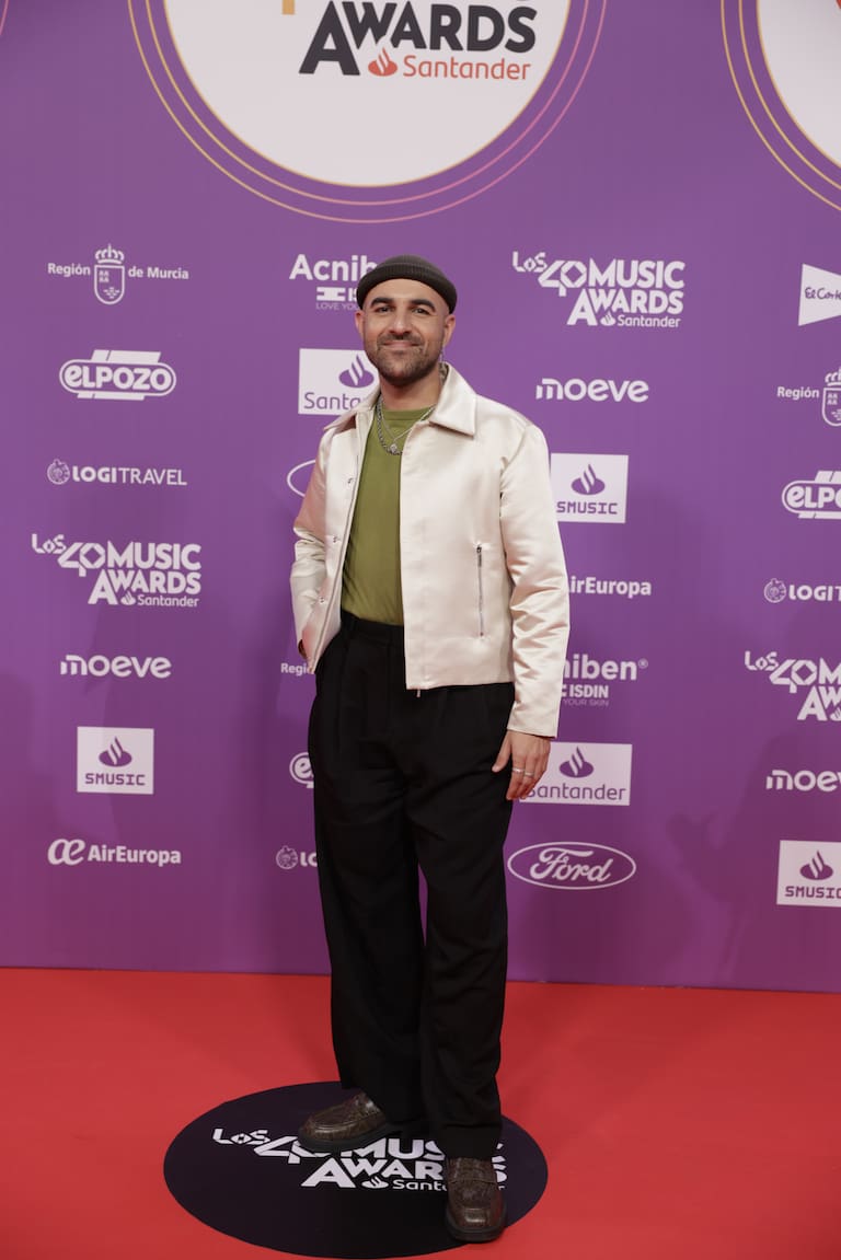Nil Moliner con un sencillo outfit en blanco y verde, que por supuesto combina con su característico gorro en LOS40 Music Awards Santander 2025.