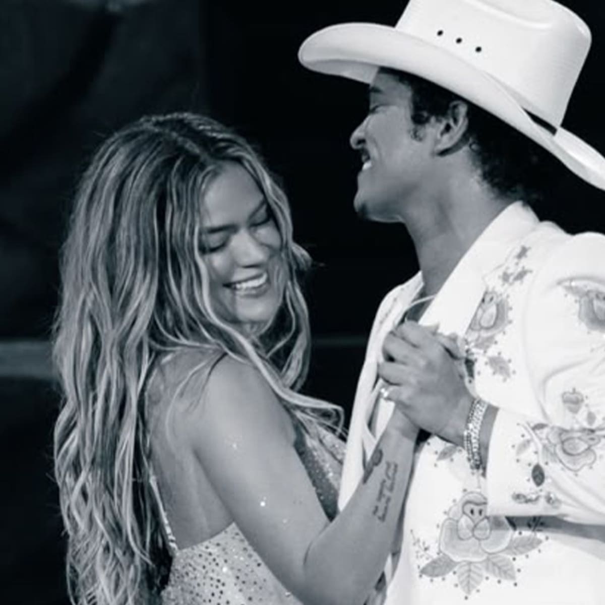 Karol G y Bruno Mars estrenan el videoclip de 'Still' con imágenes inéditas de su actuación en Los Ángeles