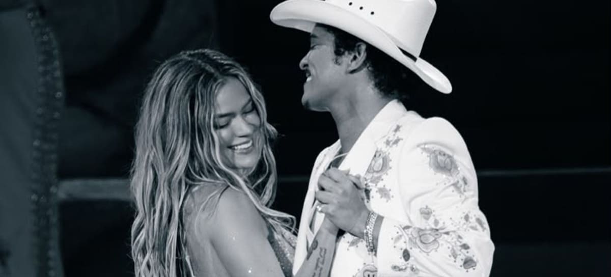 Karol G y Bruno Mars durante el concierto de la colombiana con su gira 'Viajando por el Mundo Tropitour' en Los Angeles en el SoFi Stadium en agosto de 2026 mientras interpren 'Still', su primera colaboración.