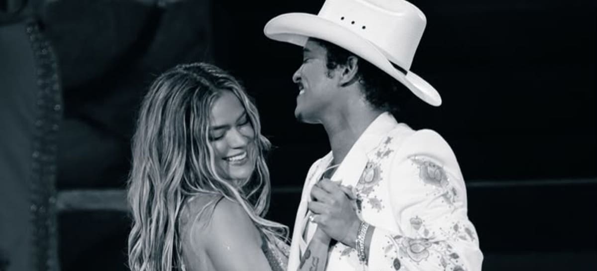 Karol G y Bruno Mars durante el concierto de la colombiana con su gira 'Viajando por el Mundo Tropitour' en Los Angeles en el SoFi Stadium en agosto de 2026 mientras interpren 'Still', su primera colaboración.