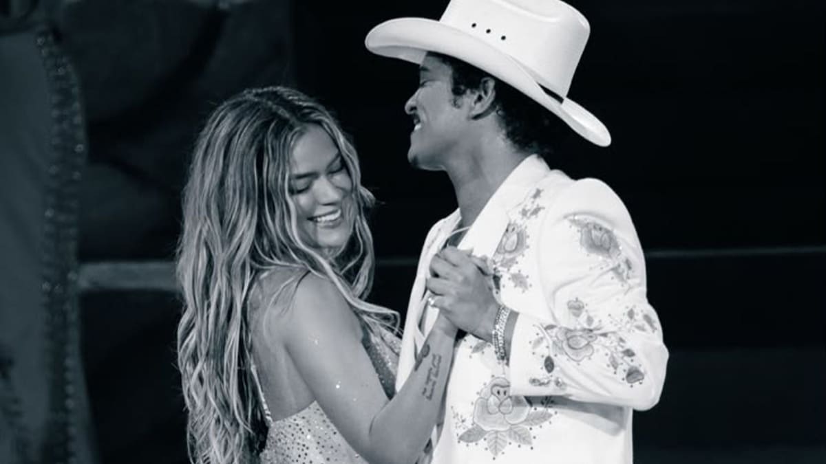 Karol G y Bruno Mars estrenan el videoclip de 'Still' con imágenes inéditas de su actuación en Los Ángeles