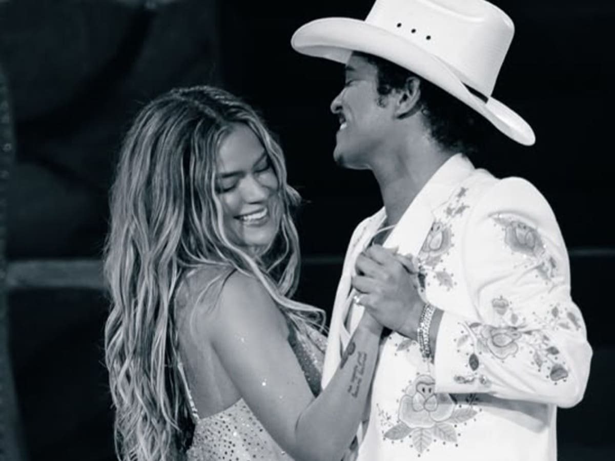La reacción de Bruno Mars a la actuación de Karol G con Drake genera aluvión de carcajadas