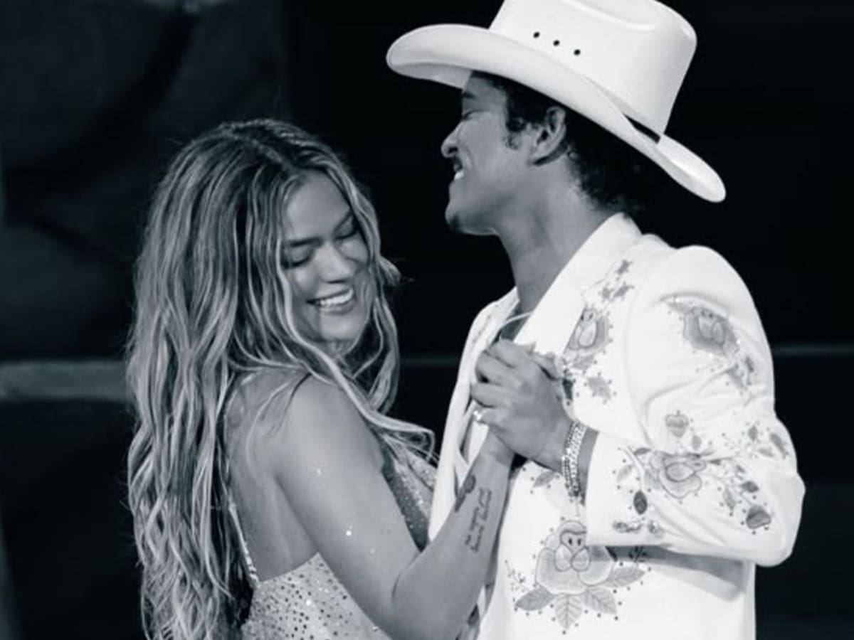 Karol G y Bruno Mars estrenan el videoclip de 'Still' con imágenes inéditas de su actuación en Los Ángeles