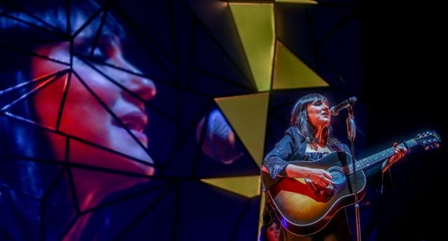 Eva Amaral a la guitarra.