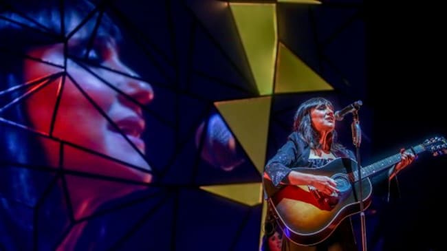 Eva Amaral a la guitarra.