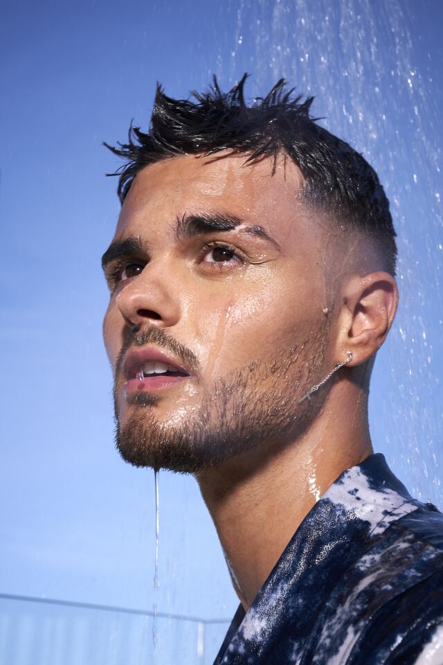 Abraham Mateo en la piscina