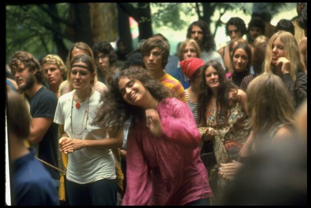 El público que asistió al festival Woodstock baila al son de la música en 1969.