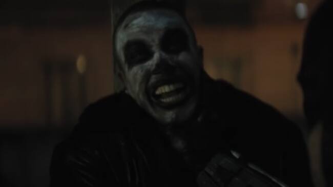 Un actor con el rostro pintado de payaso que podría ser una referencia a la posible aparición del Joker