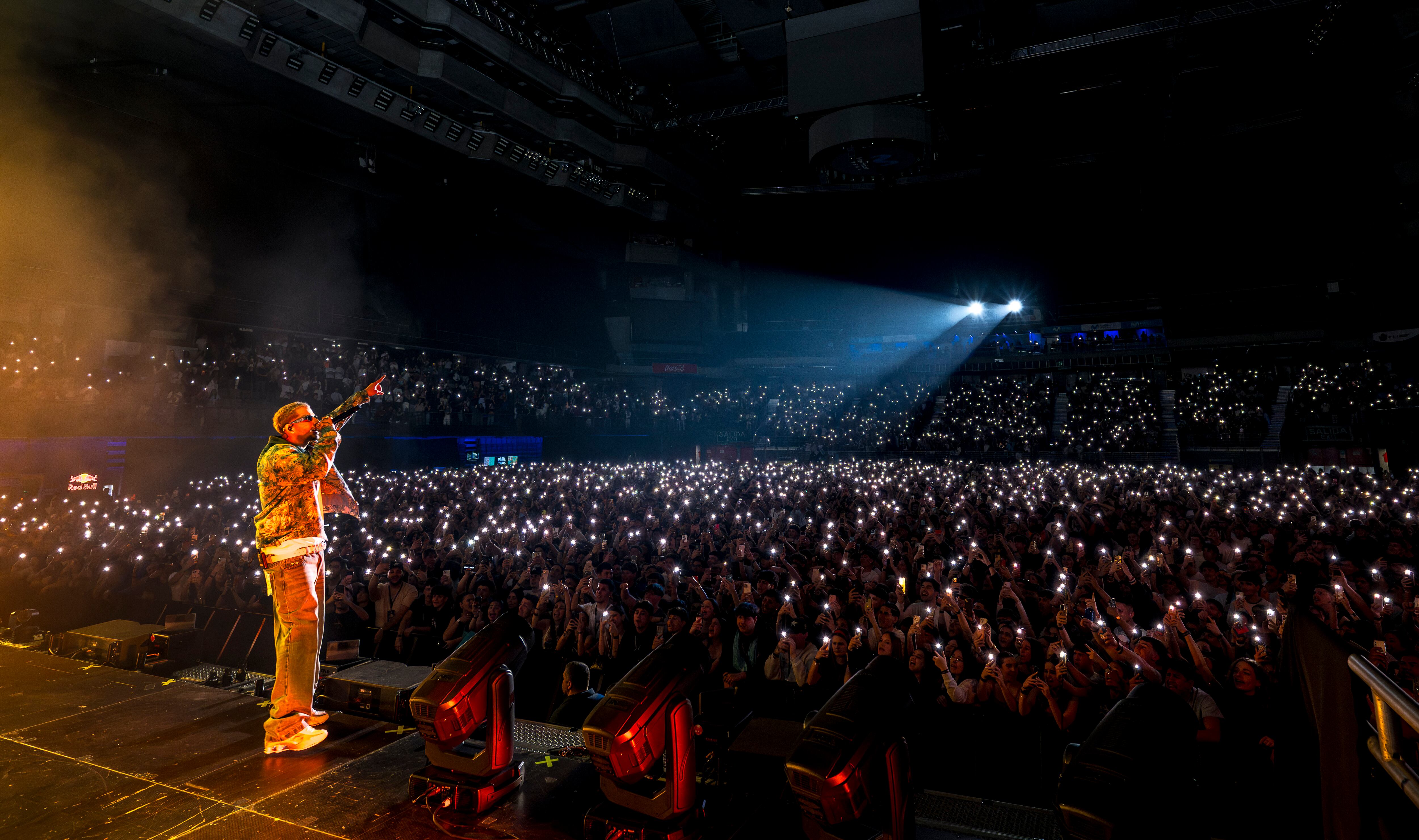 Con el cartel colgado de &#039;entradas agotadas&#039;, el público de ambos recintos se rindió en todo momento ante el cantante.
