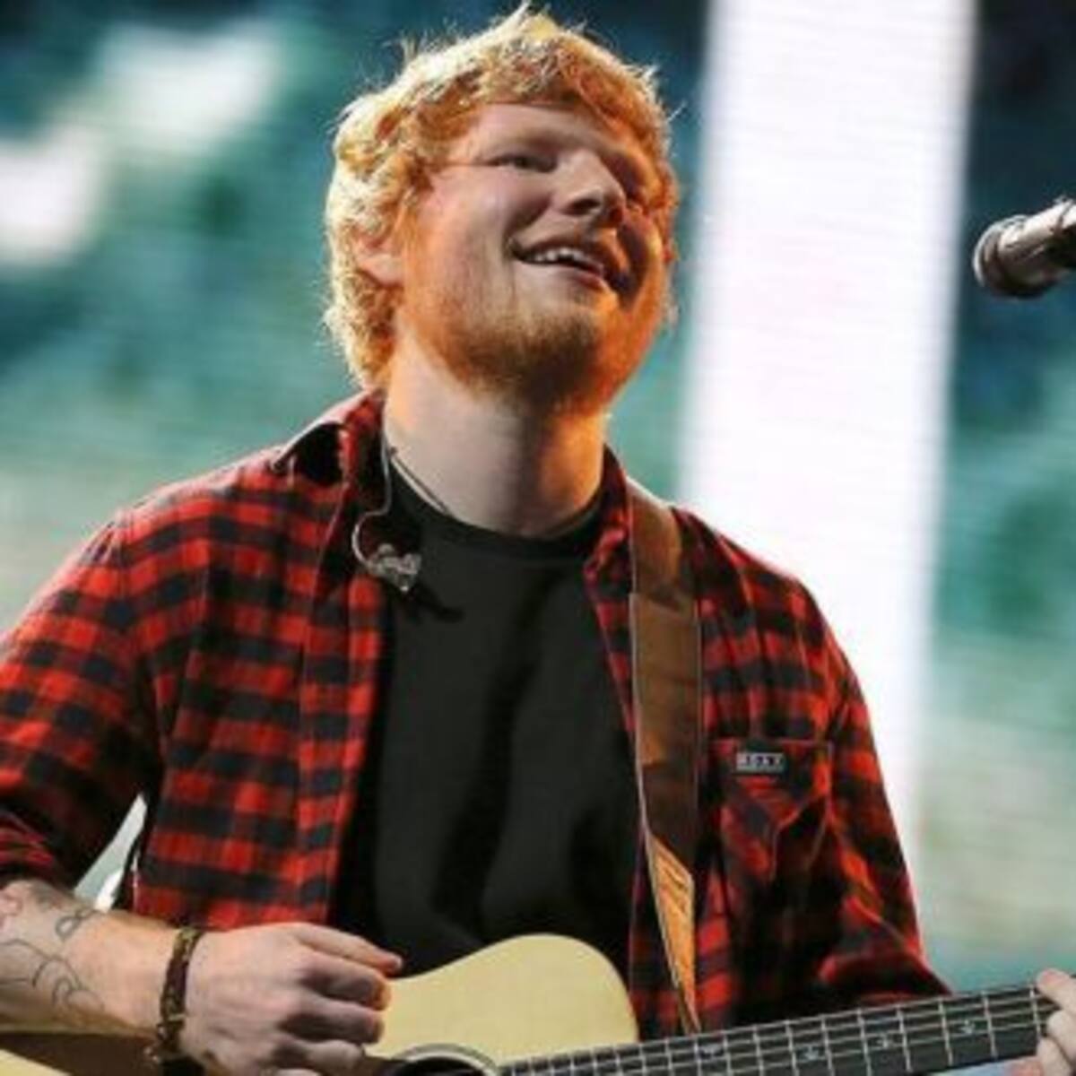 ED SHEERAN REGALÓ GUITARRAS Y ENTRADAS DE SU SHOW A ESTUDIANTES