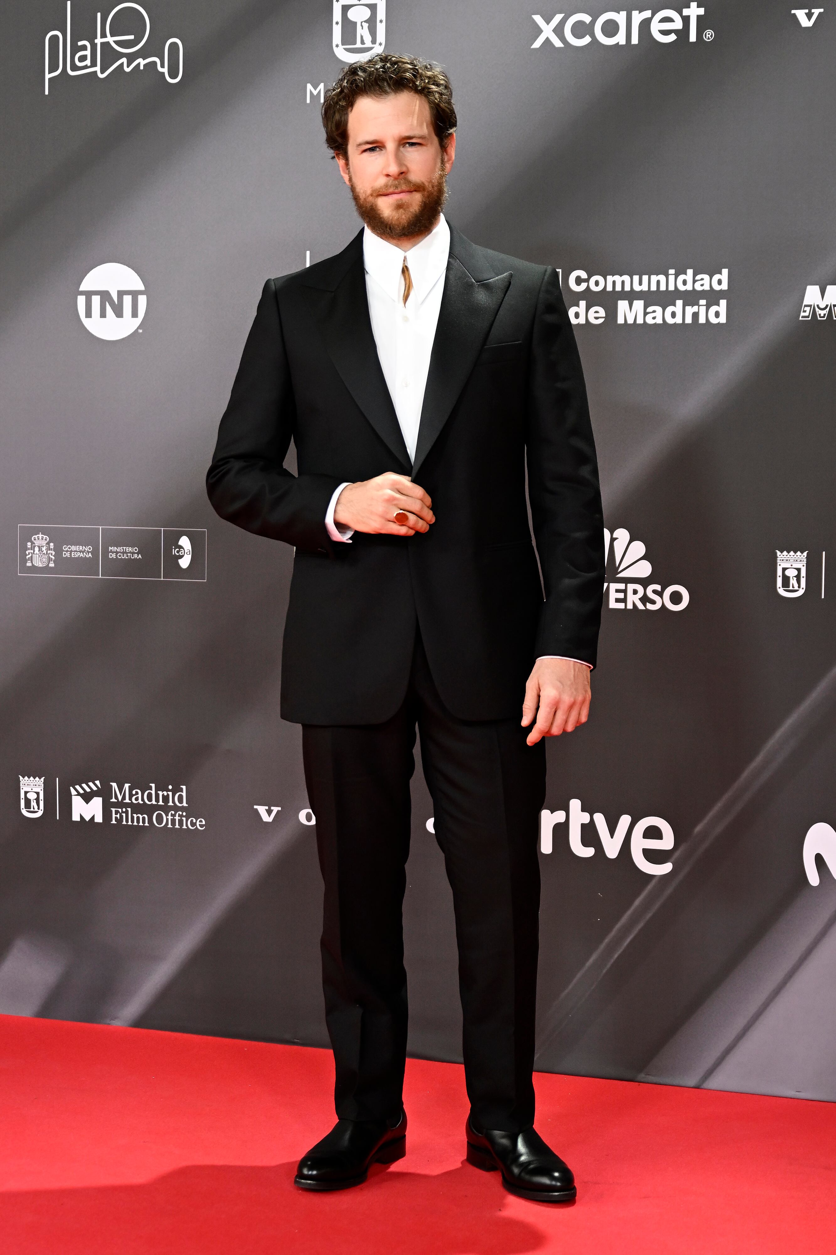 Mucha elegancia en el sector masculino de este evento y, aunque la gran mayoría con sobrios trajes negros, siempre aportando una peculiaridad, en el caso de Álvaro Cervantes, la camisa sin cuello.