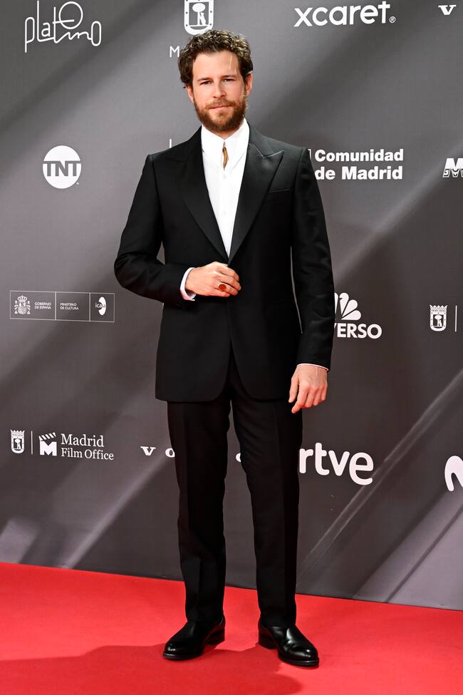 Mucha elegancia en el sector masculino de este evento y, aunque la gran mayoría con sobrios trajes negros, siempre aportando una peculiaridad, en el caso de Álvaro Cervantes, la camisa sin cuello.