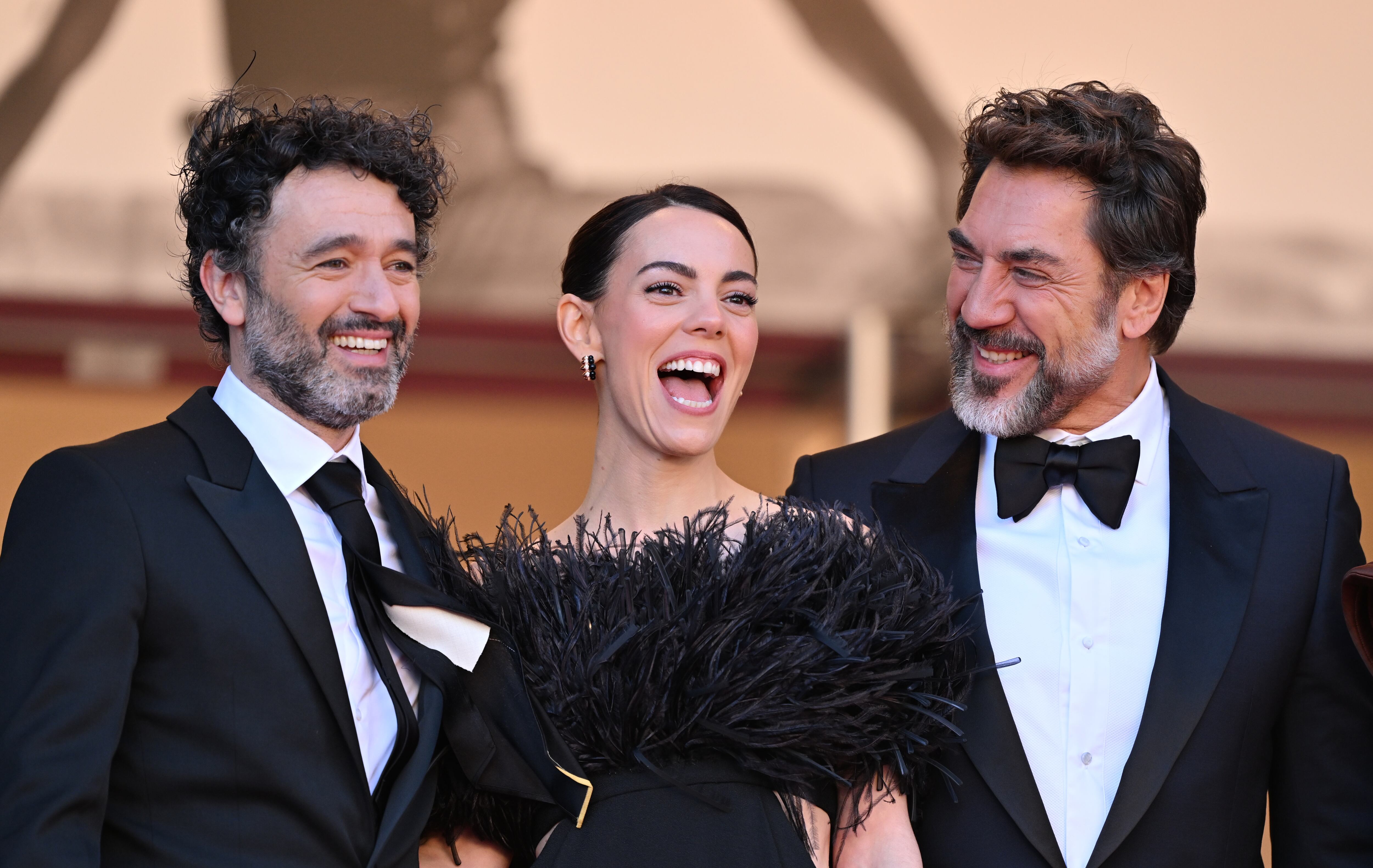 CANNES, FRANCIA - 16 DE MAYO: (De izquierda a derecha) El director de cine español Rodrigo Sorogoyen, la actriz española Victoria Luengo y el actor español Javier Bardem llegan a la proyección de la película 'El ser querido' en la 79ª edición del Festival de Cine de Cannes en Cannes, Francia, el 16 de mayo de 2026. (Foto de Mustafa Yalcin/Anadolu vía Getty Images)