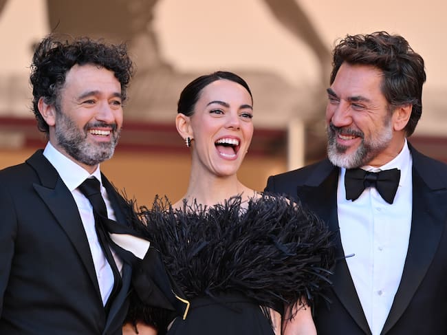 CANNES, FRANCIA - 16 DE MAYO: (De izquierda a derecha) El director de cine español Rodrigo Sorogoyen, la actriz española Victoria Luengo y el actor español Javier Bardem llegan a la proyección de la película 'El ser querido' en la 79ª edición del Festival de Cine de Cannes en Cannes, Francia, el 16 de mayo de 2026. (Foto de Mustafa Yalcin/Anadolu vía Getty Images)