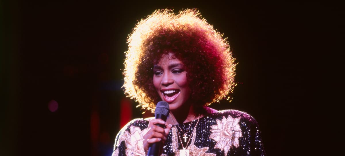 La cantante estadounidense Whitney Houston en el escenario (Foto de Bill Marino/Sygma vía Getty Images)