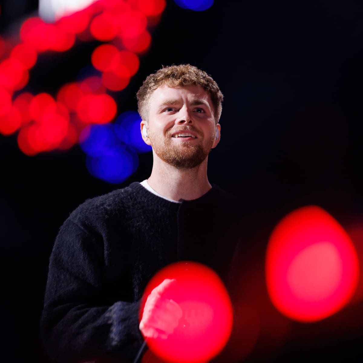 Alex Warren refleja el arte de soñar despierto en su nueva canción, 'Fever Dream'