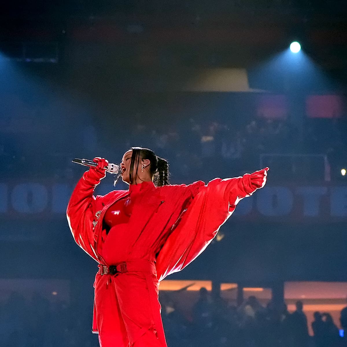 Rihanna vuelve a los escenarios y desata la locura, pero no como esperábamos