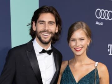 Álvaro Soler y Melanie Kroll sellan su amor en Menorca de una forma muy sútil y tierna