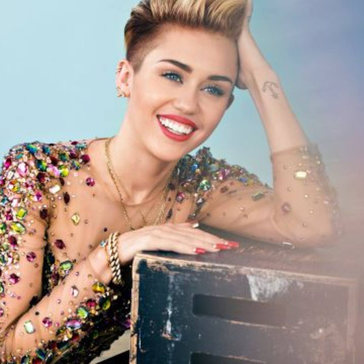 Miley se deja manosear por sus fans