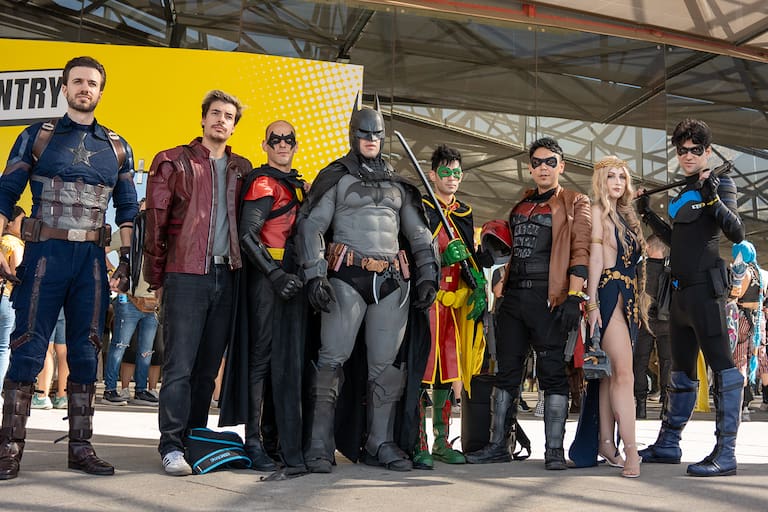 Batman y compañía en las puertas de la SDCC Málaga.