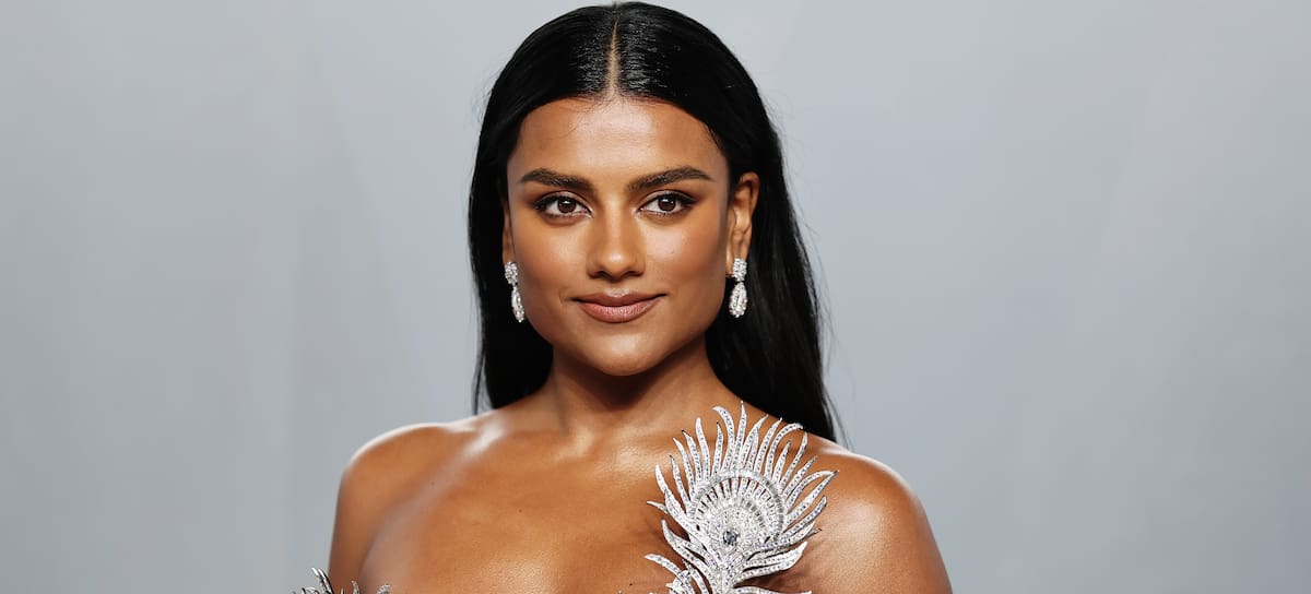 Simone Ashley en la after party de los Oscar