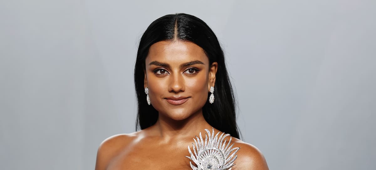 Simone Ashley en la after party de los Oscar