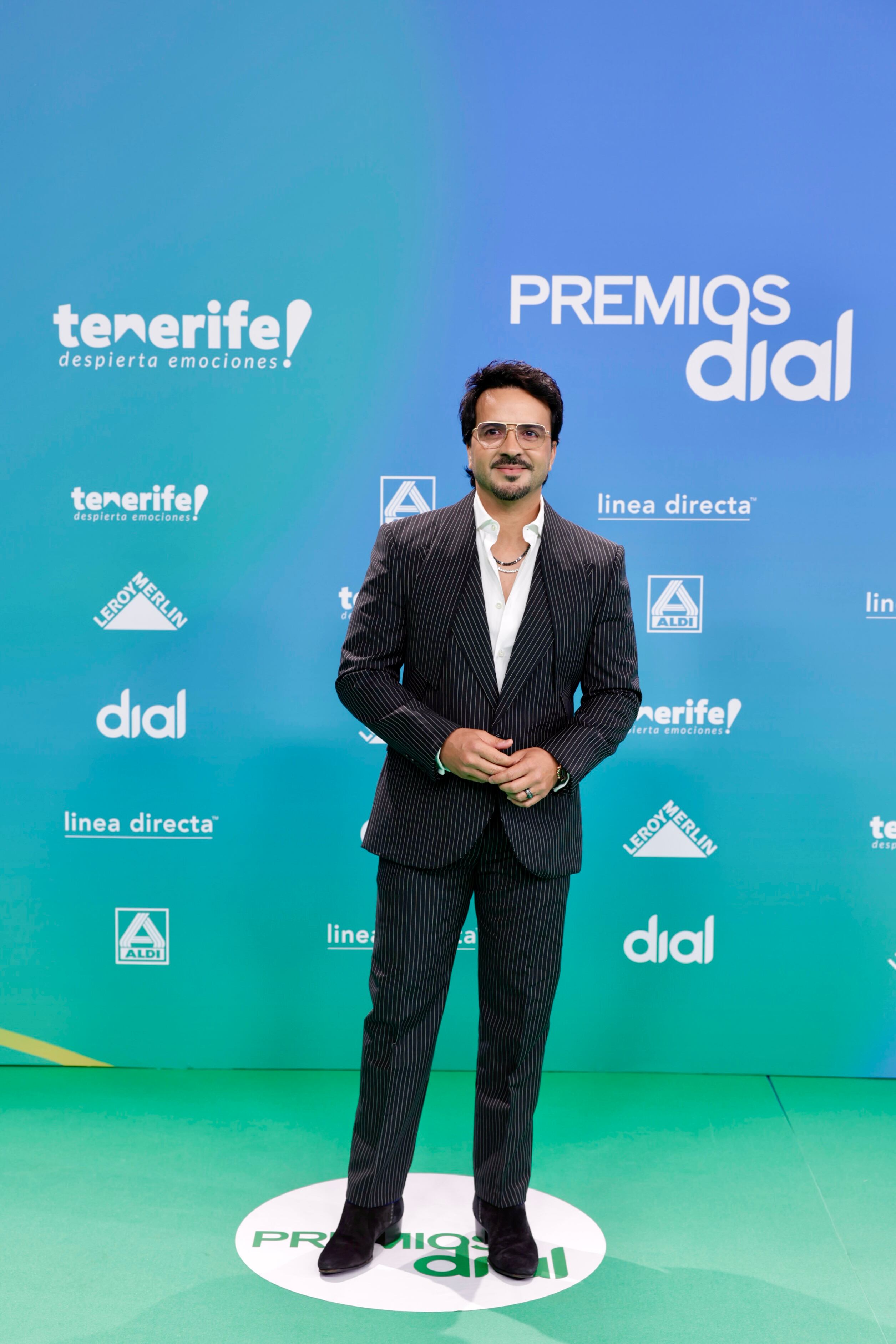 Nuevo look para Luis Fonsi casi irreconocible con ese bigote y gafas a las que no estamos acostumbrados.