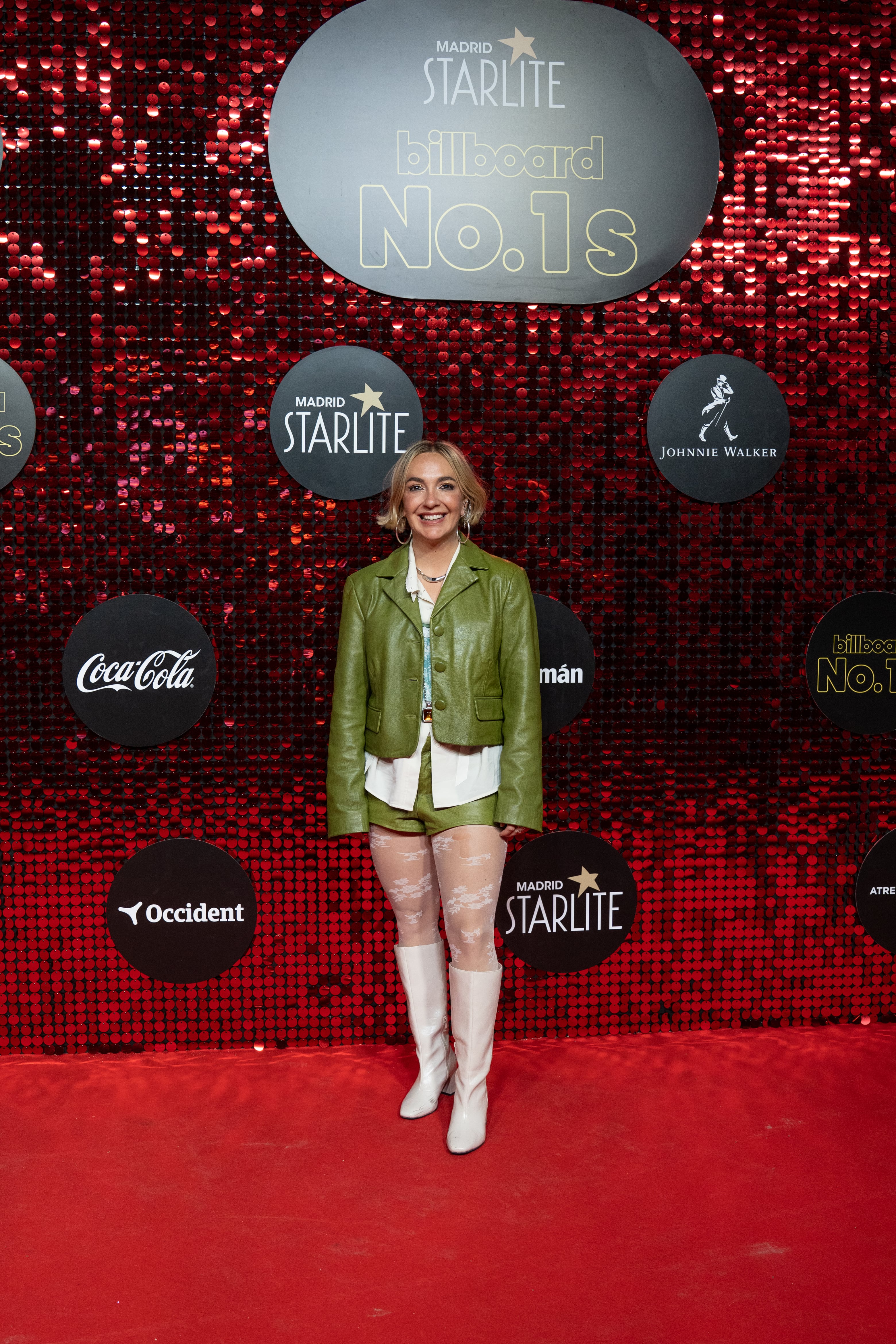 Paula Mattheus se atrevió a conjuntar el verde con el rojo del photocall, dando una estampa muy festiva en estas fechas previas a Navidad.