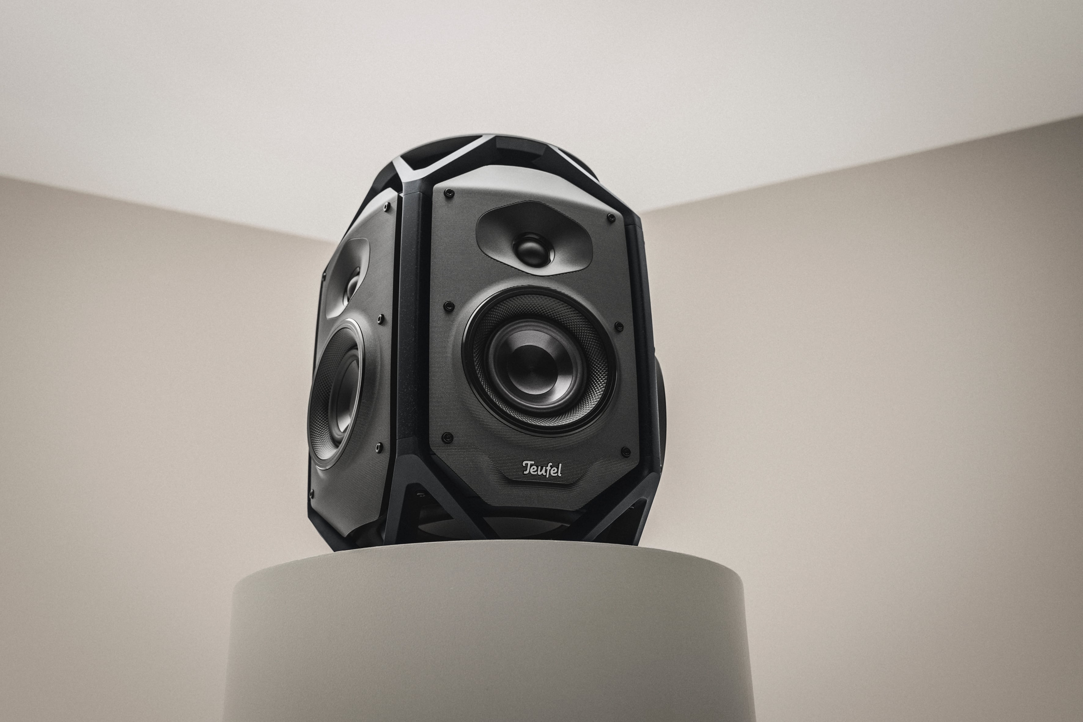Teufel IKONIO: el nuevo altavoz Wi-Fi de 4 cifras que promete llevar el sonido de cine a tu salón