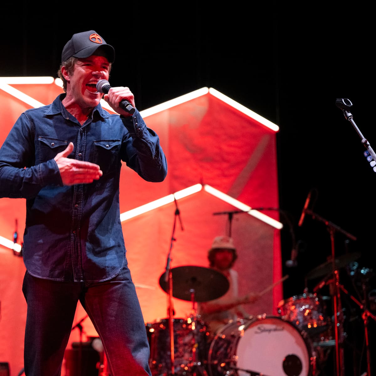 Brandon Flowers invita a su hijo Henry al escenario para cantar juntos un clásico de Oasis