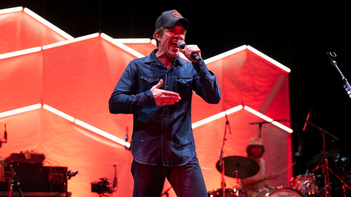 Brandon Flowers invita a su hijo Henry al escenario para cantar juntos un clásico de Oasis