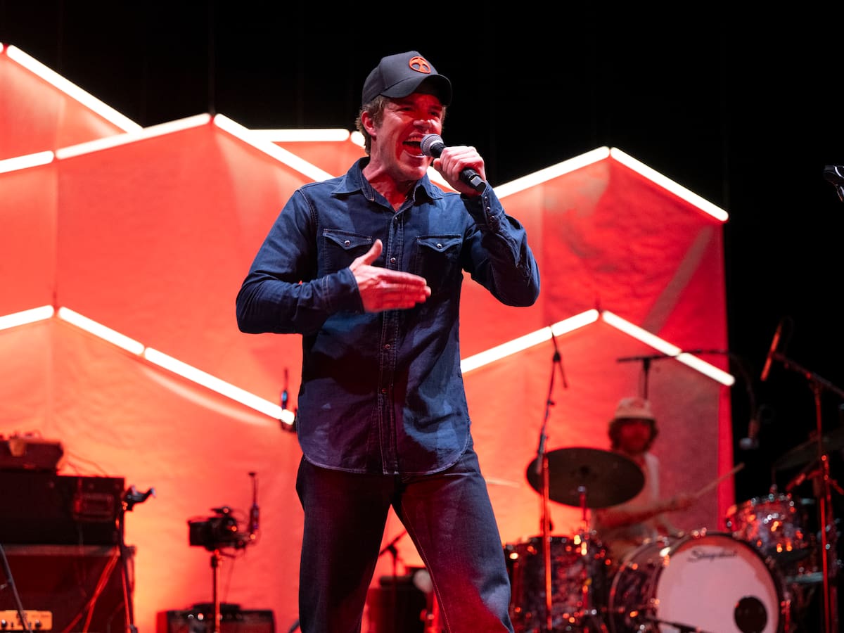 Brandon Flowers invita a su hijo Henry al escenario para cantar juntos un clásico de Oasis