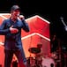 Brandon Flowers invita a su hijo Henry al escenario para cantar juntos un clásico de Oasis
