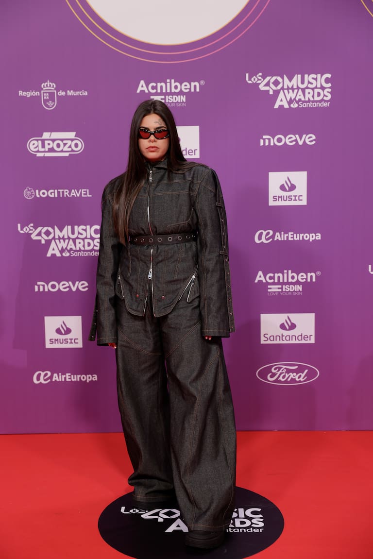 Ptazeta como una auténtica rapera ha completado su estilismo con unas gafas de sol en LOS40 Music Awards Santander 2025.