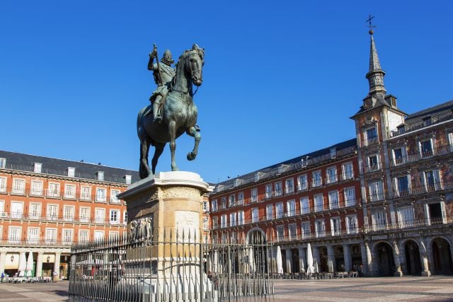 Aprovecha tu paseo por la Plaza Mayor para ver la tamborrada de Semana Santa.