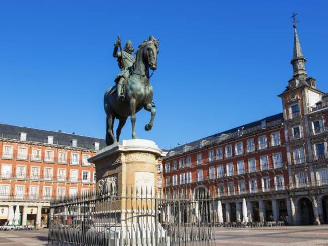 Aprovecha tu paseo por la Plaza Mayor para ver la tamborrada de Semana Santa.