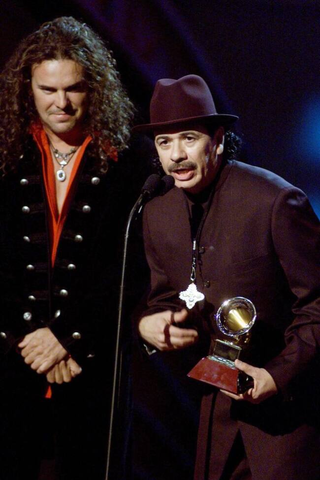 Santana y Maná, recogiendo el Latin Grammy a Mejor Performance de Rock en 2000.