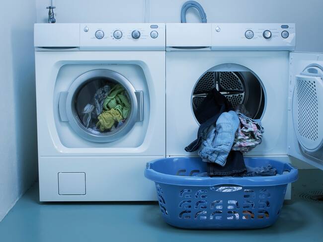 Un cuarto con lavadora y secadora