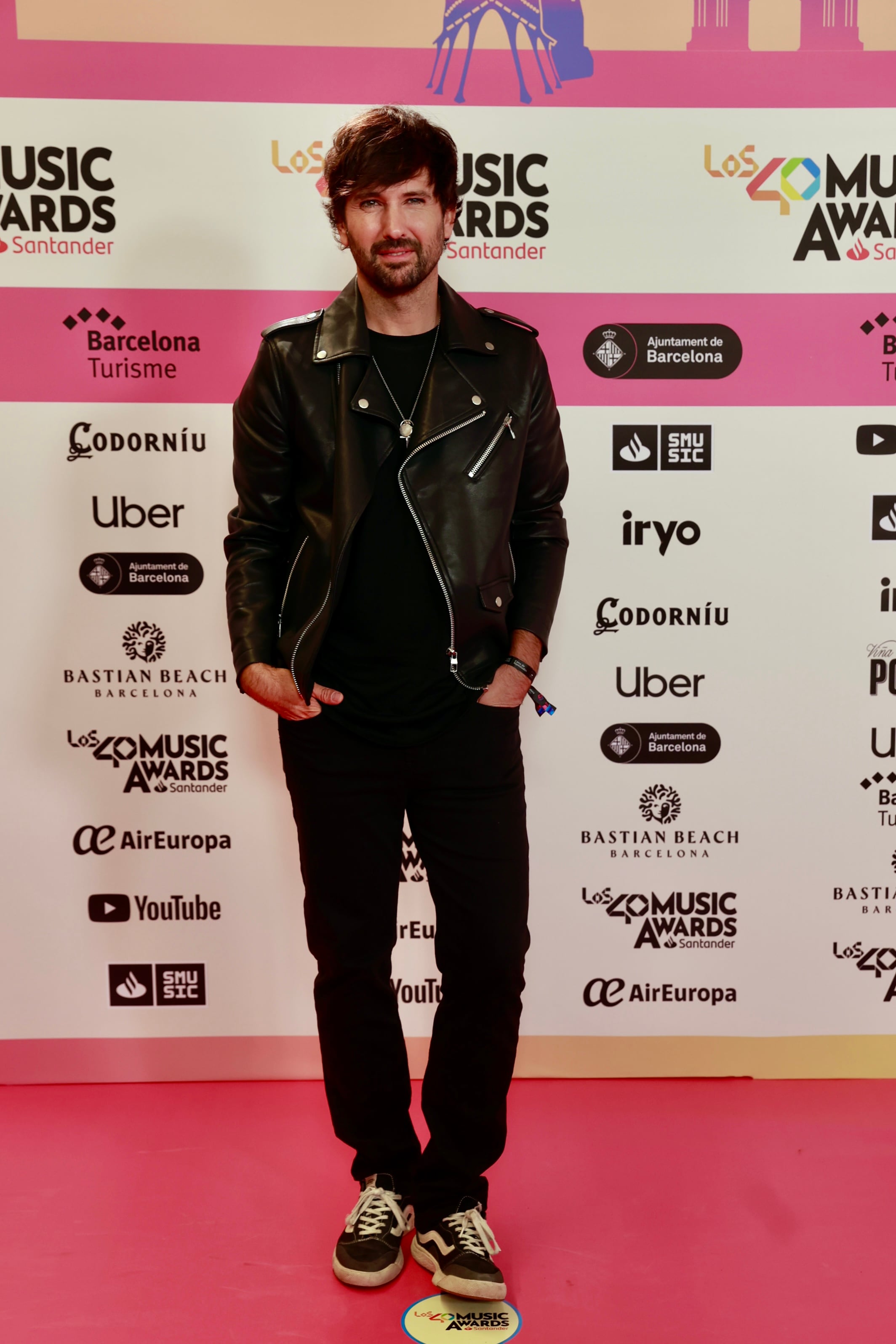 David Otero ha decidido apostar por una chaqueta de cuero negro para el evento. Un estilismo muy pop rock que le va como anillo al dedo.