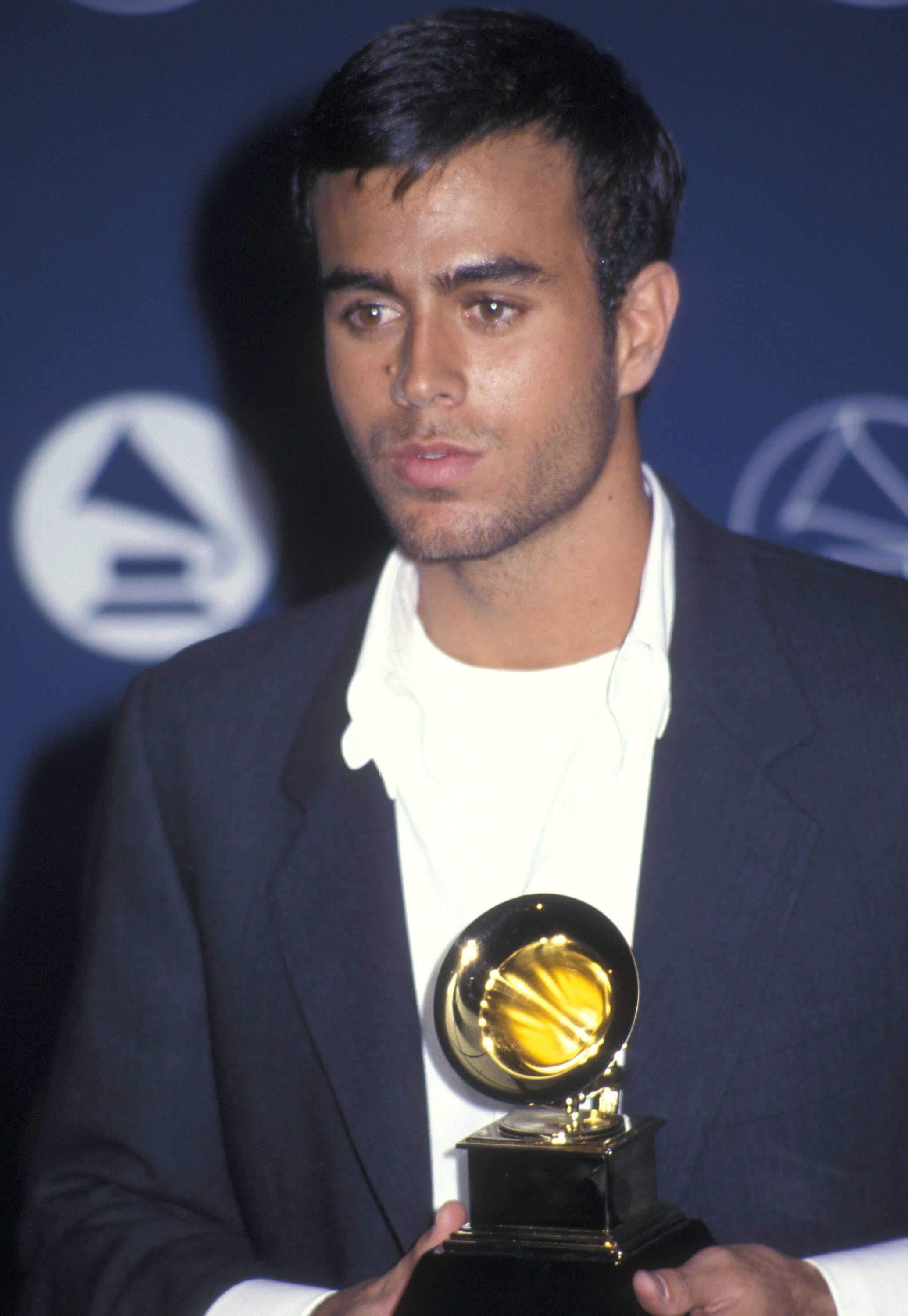 Enrique Iglesias con su Grammy en 1997